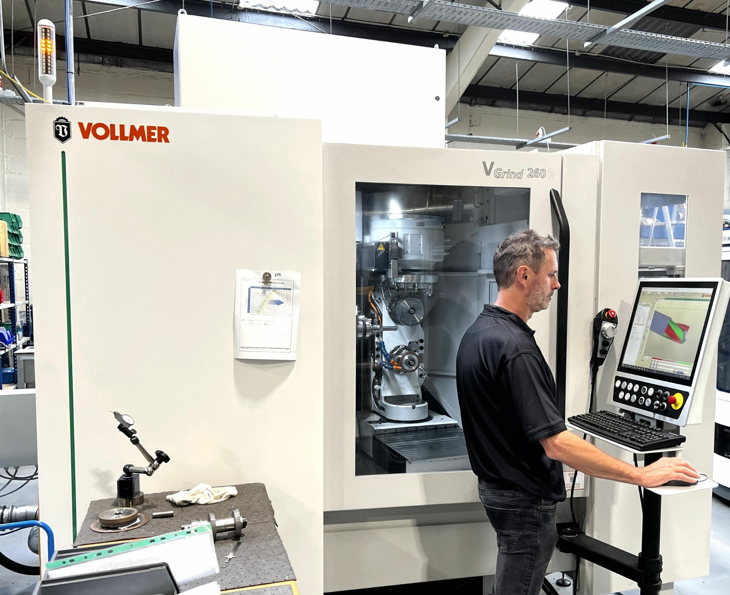 Briten automatisieren Fertigung mit Technologie aus Oberschwaben Carl Hughes, Geschäftsführer von Unilap, programmiert die Bearbeitung eines Hartmetallwerkzeuges auf der neuen Vollmer Schleifmaschine VGrind 260.