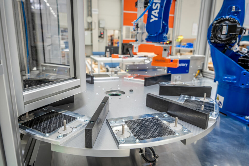 Das HyBe-F&uuml;geverfahren l&auml;sst sich mit den MiniTec Fertigungszellen automatisieren.