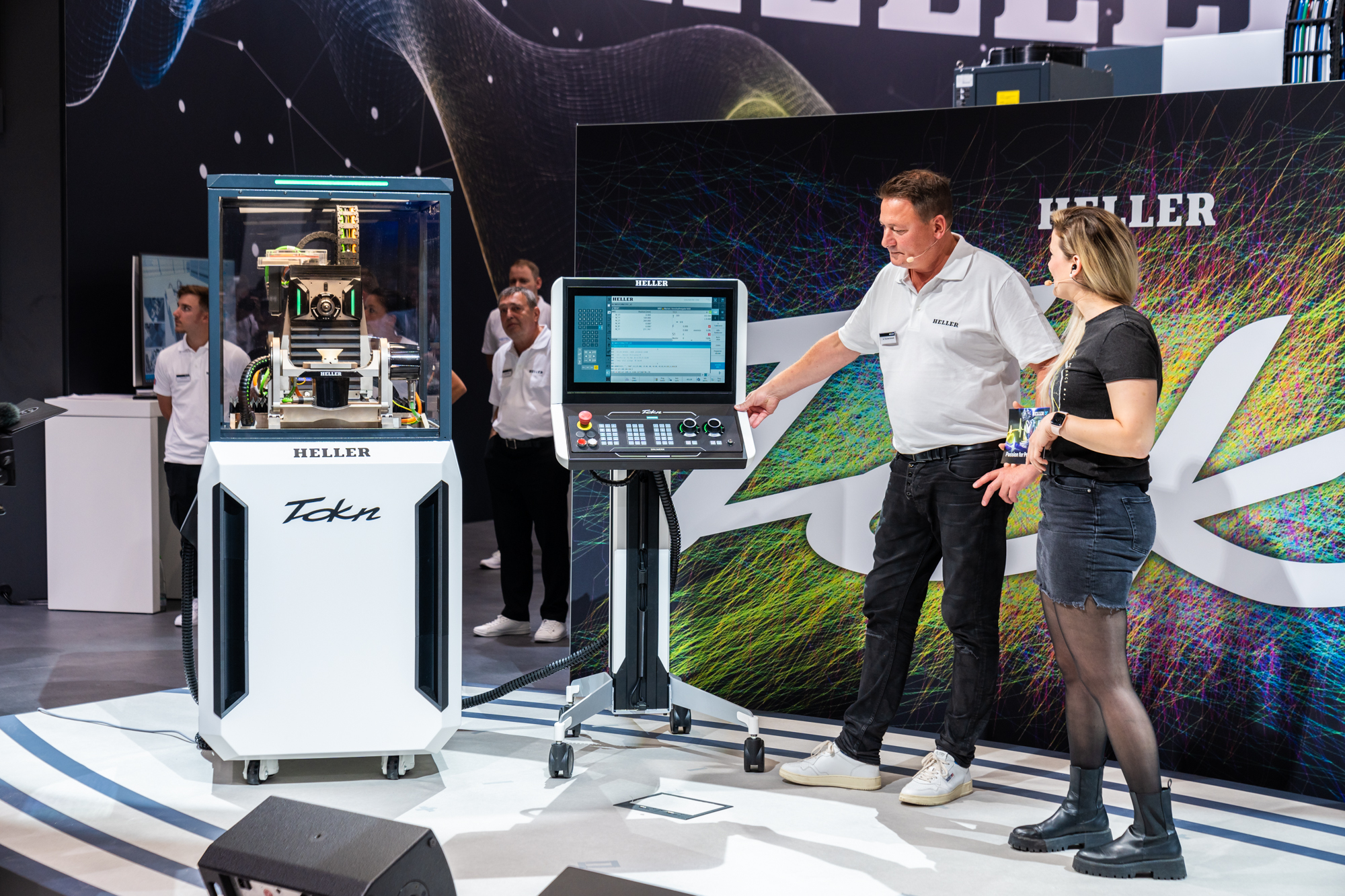 Weltpremiere: Heller CEO Dr. Thorsten Schmidt bei der offiziellen Enth&uuml;llung des Heller Tokn auf der AMB 2024 in Stuttgart.