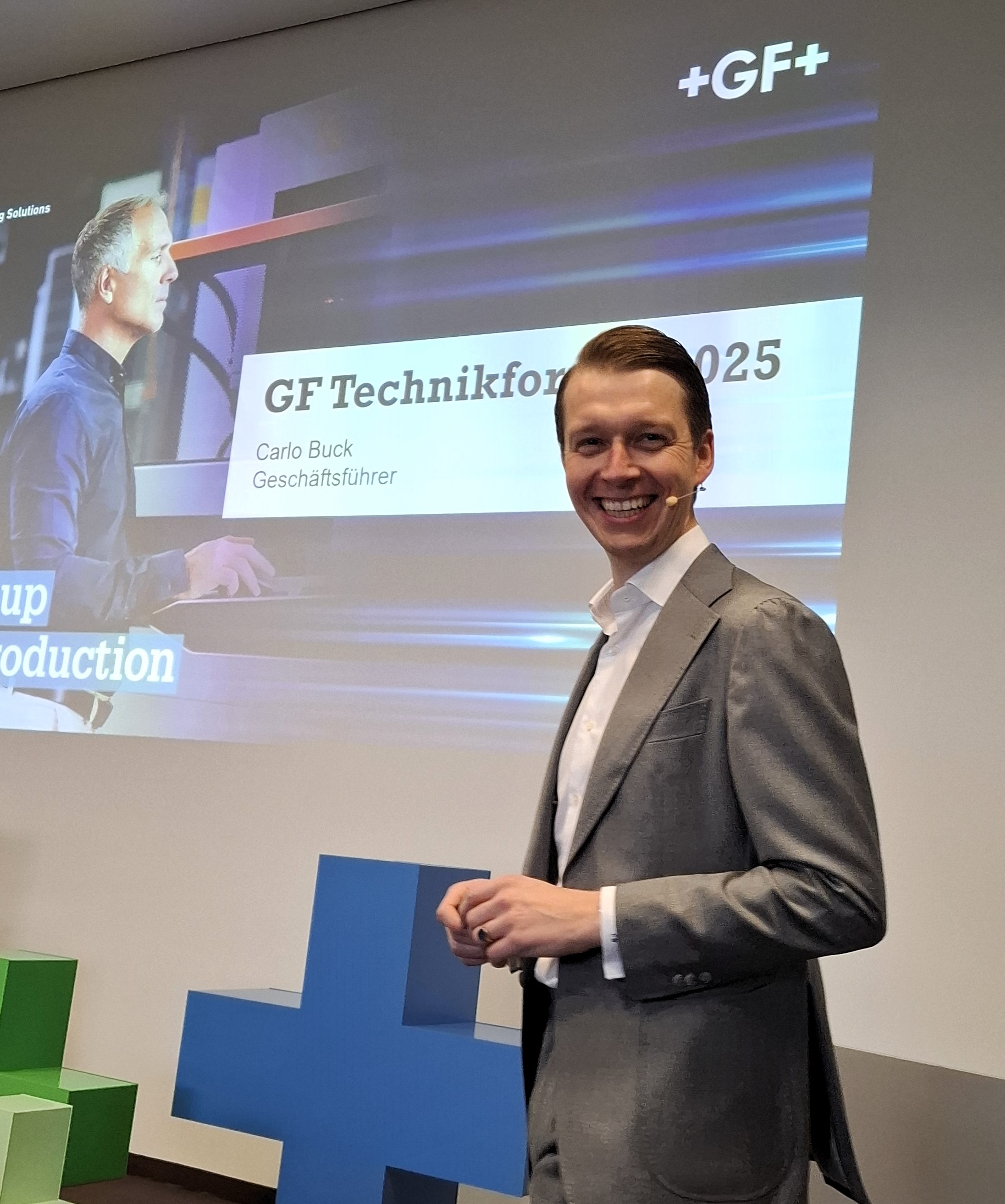 Ein gro&szlig;es 'Plus' f&uuml;r die Unternehmensgruppe: Carlo Buck, Gesch&auml;ftsf&uuml;hrer GF Machining Solutions Deutschland, er&ouml;ffnete das ausgezeichnet besuchte Technikforum in Schorndorf und stand den Anwendern f&uuml;r Fachfragen jederzeit zur Verf&uuml;gung.