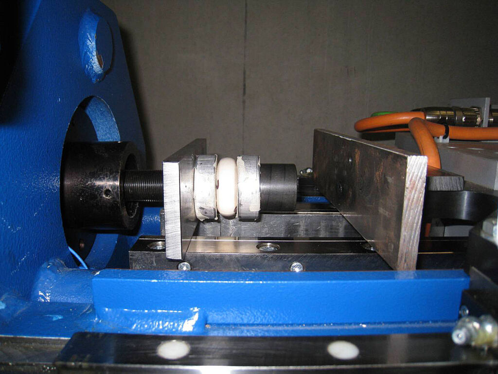 Wie hoch Energieaufnahme und Haltbarkeit der Tubus-Special-Niederhalterd&auml;mpfer sind, wurde in Testreihen auf Pr&uuml;fst&auml;nden bei ACE ermittelt. 