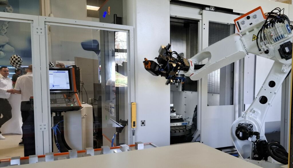 Die Mill E 700 U plus Roboter bietet vollautomatisiertes Teilehandling in der 5-Achs-Fr&auml;sbearbeitung f&uuml;r unter 400.000 Euro. 