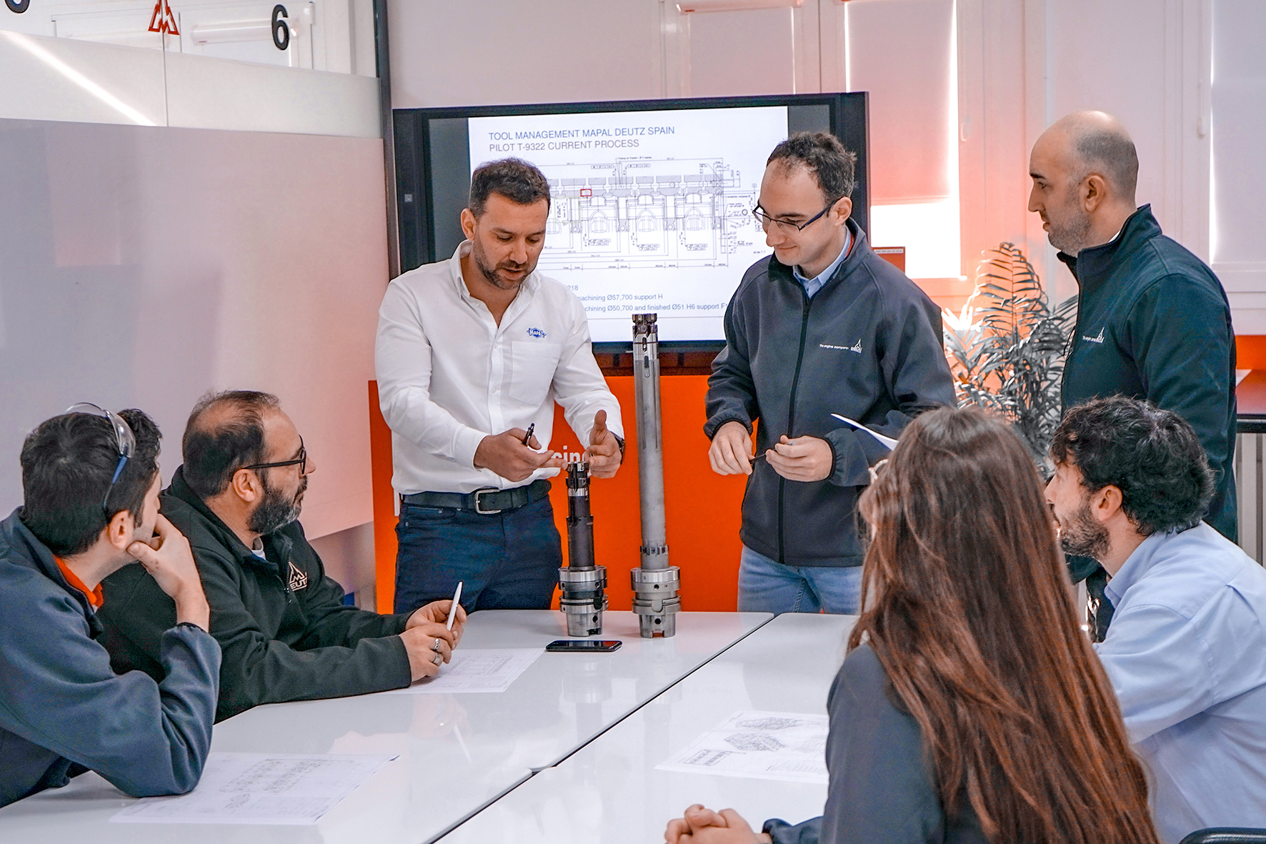 Im Team-Meeting erläutert der Mapal Toolmanager die Bearbeitung mit der HPR400 Reibahle und die Unterschiede zum bisher verwendeten System. Stehend von links: David Castaño (Toolmanager Mapal), Manuel Padilla Fernández (Manufacturing Engineering Manager Deutz) und Rafael Salinas (Project Manager Deutz).