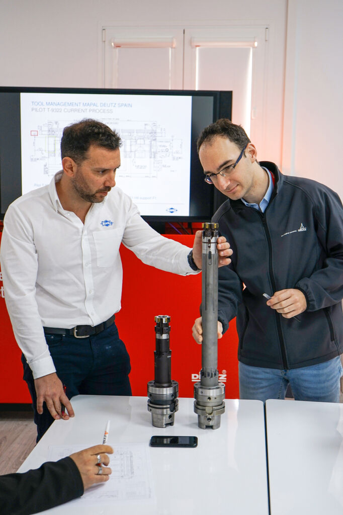 David Casta&ntilde;o (Toolmanager Mapal, im Bild links) und Manuel Padilla Fern&aacute;ndez (Manufacturing Engineering Manager Deutz) mit der HPR400 Reibahle und dem zuvor eingesetzten Feinbohrwerkzeug mit HX-Wendeschneidplatten.