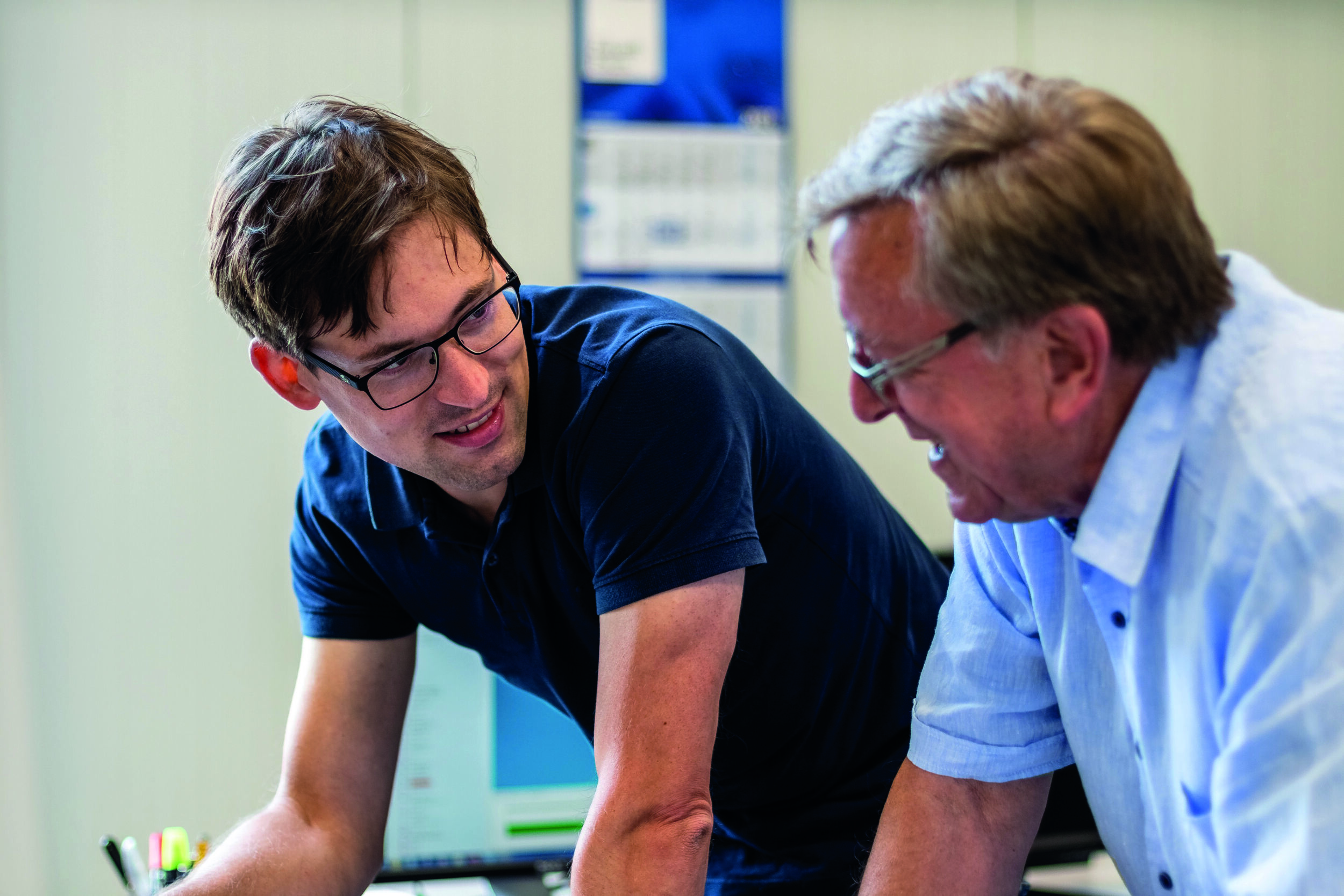 Markus und Reiner Schwab (rechts) von Schwab CNC Metallbearbeitung: "Mit Spanflug Make k&ouml;nnen wir komplexe Aufgaben nun schneller und pr&auml;ziser erledigen."
