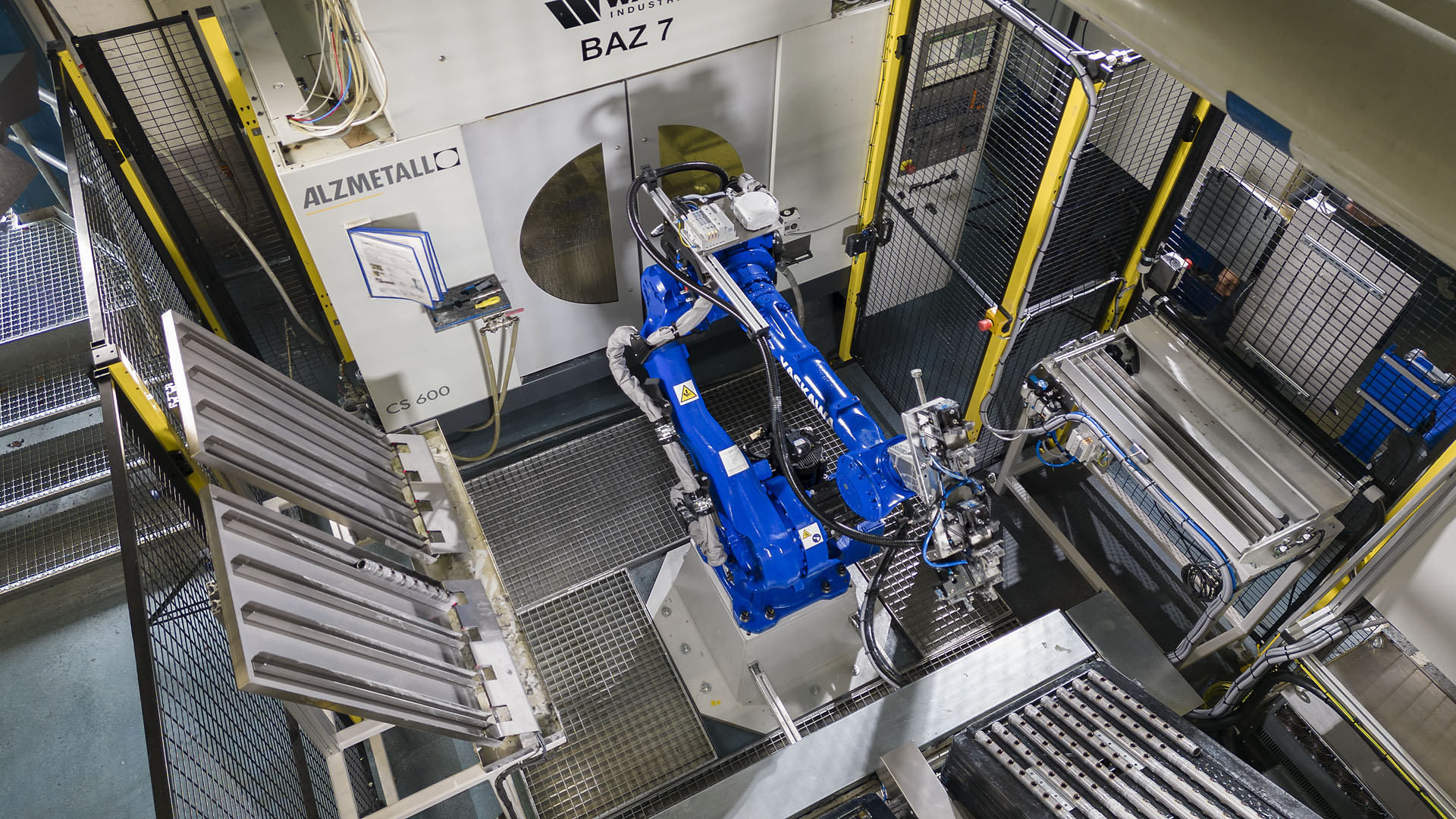 Automatisierte Anlage: mit einem Roboter Motoman GP50, Werkst&uuml;ckwagen, Zwischenablage und Bearbeitungsmaschine.