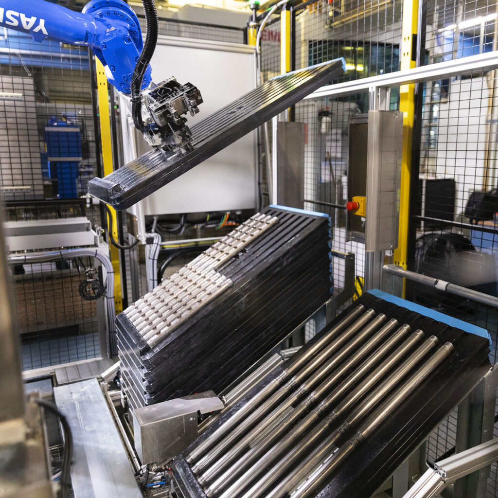 Bei Watts Industries Deutschland &uuml;bernimmt ein Motoman GP50 von Yaskawa das Werkst&uuml;ck- und Palettenhandling und ermittelt mittels Sensor die genaue Lage der Paletten.