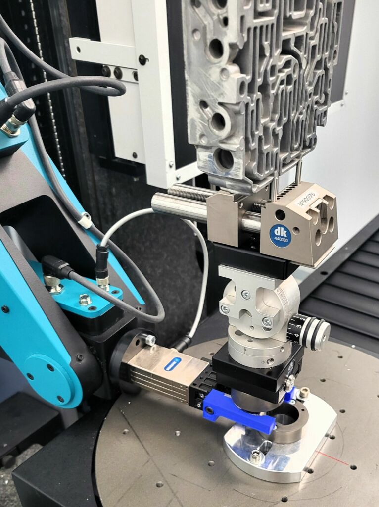 Modularer Aufbau einer komplexeren Haltevorrichtung, die werkzeuglos auf die SWA40-Schnittstelle adaptiert wurde. 