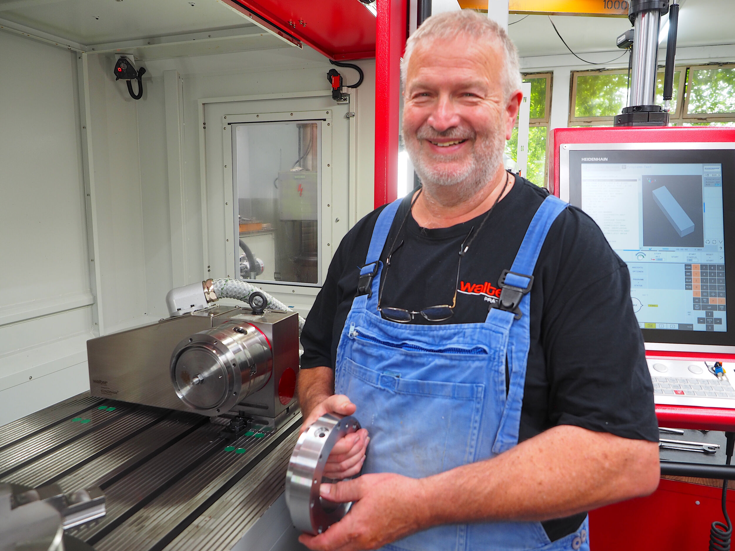 Sowohl mit der Ergonomie als auch der Handhabung der BA 1500 sind Andreas Noller (CNC-Fr&auml;ser) und seine Kollegen hochzufrieden.
