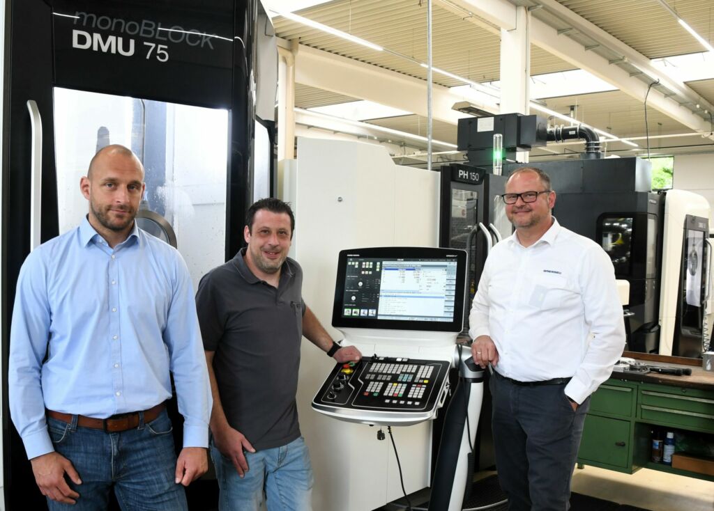 Gemeinsames 'Roll-out' der Werkst&uuml;ckspanntechnik in Leingarten (v.l.): Joachim Sch&ouml;nberger, technischer Berater bei Schunk, mit Ralf Schutzbier (Fertigung Prozesstechnik bei Kurt Betz) und Gressel-Vertriebstechniker Frank Scheurer 