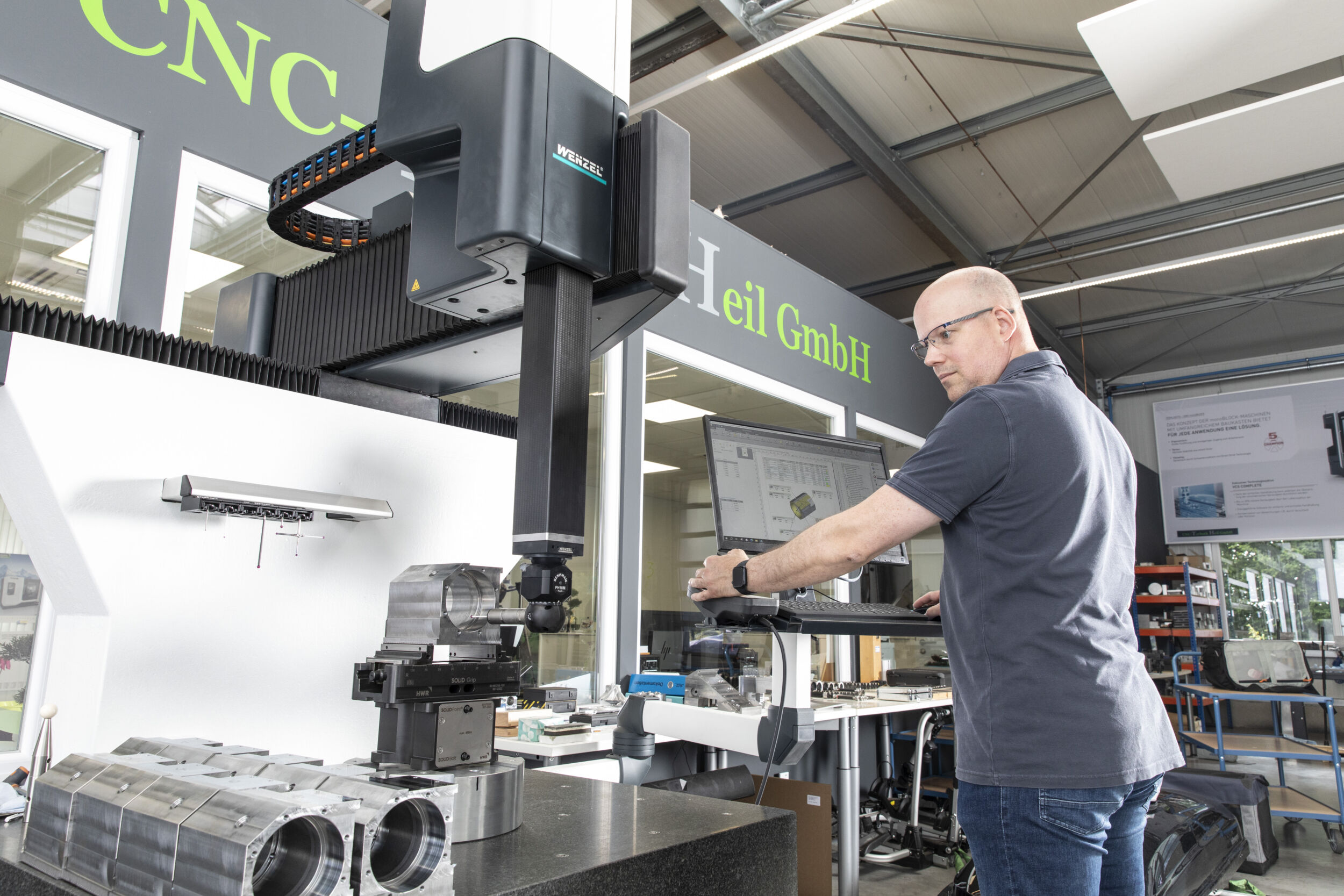 Leidenschaftlicher Metaller Torsten Heil: Bei CNC-Technik Heil in Nordrhein-Westfalen entstehen Einzelst&uuml;cke und Prototypen, oft als Basis f&uuml;r die anschlie&szlig;ende Serienfertigung. Nullpunkt-Spanntechnik von HWR (hier SolidGrip kombiniert mit SolidBolt) bild