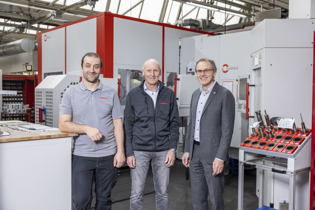 CNC-Fräser Marcel Heck (links) und Wolfgang Schlenk vom Hermle-Vertriebsaußendienst nehmen Hermann Diebold in die Mitte. "Unsere Kunden wissen genau, warum sie bei uns kaufen: Sie bekommen Produkte, die weit über die Norm hinausgehen - weil wir nichts and