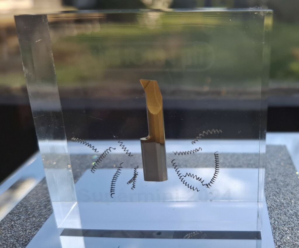 F&uuml;r Fertigungsbetriebe ein hochproduktives 'Schmuckst&uuml;ck': Der wirtschaftlich einsetzbare Supermini mit gesinterter Geometrie sorgt f&uuml;r einen beherrschbaren Spanbruch.