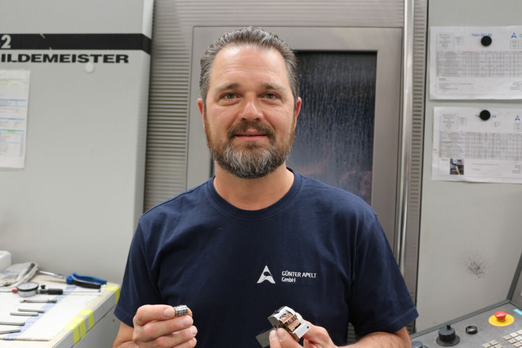 Viktor Reich, Ausbilder bei Apelt in Rosenfeld: "Die Ringsp&auml;ne treten nicht mehr auf, die Oberfl&auml;cheng&uuml;ten passen, wir k&ouml;nnen mit einer Schneide jetzt prozesssicher 1.700 Bauteile bearbeiten, die Ausbringung ist h&ouml;her und als Leckerli nebenbei fahren wir auch noch schnellere Taktzeiten und haben geringere Werkzeugkosten." 