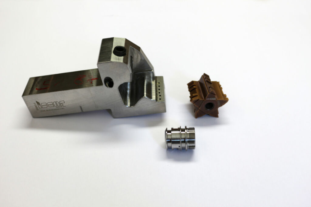 Mit dem ma&szlig;geschneiderten Penta 27-Schneidsatz fertigt Apelt eine komplexe H&uuml;lse aus Edelstahl mit weniger Arbeitsschritten - rasch und vor allem prozesssicher. 