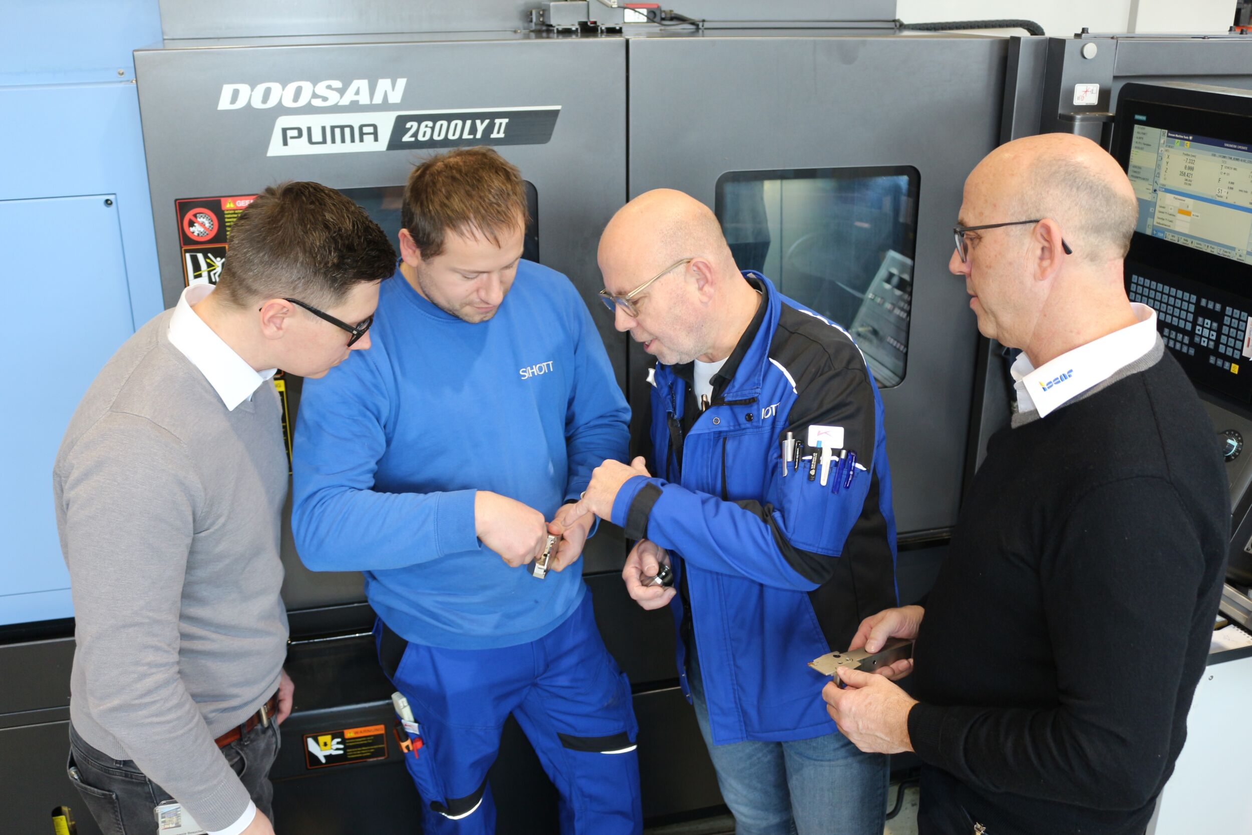Besprechen den Einsatz des Abstechwerkzeugs (v.l.): Michel Trill, Beratung und Verkauf bei Iscar, Techniker Daniel Arnold mit Oliver Fluhr, Leiter der Keramik- und Sonderwerkstoffbearbeitung (beide Schott) sowie Gerhard Heusel, Technische Beratung und Vertrieb bei Iscar.