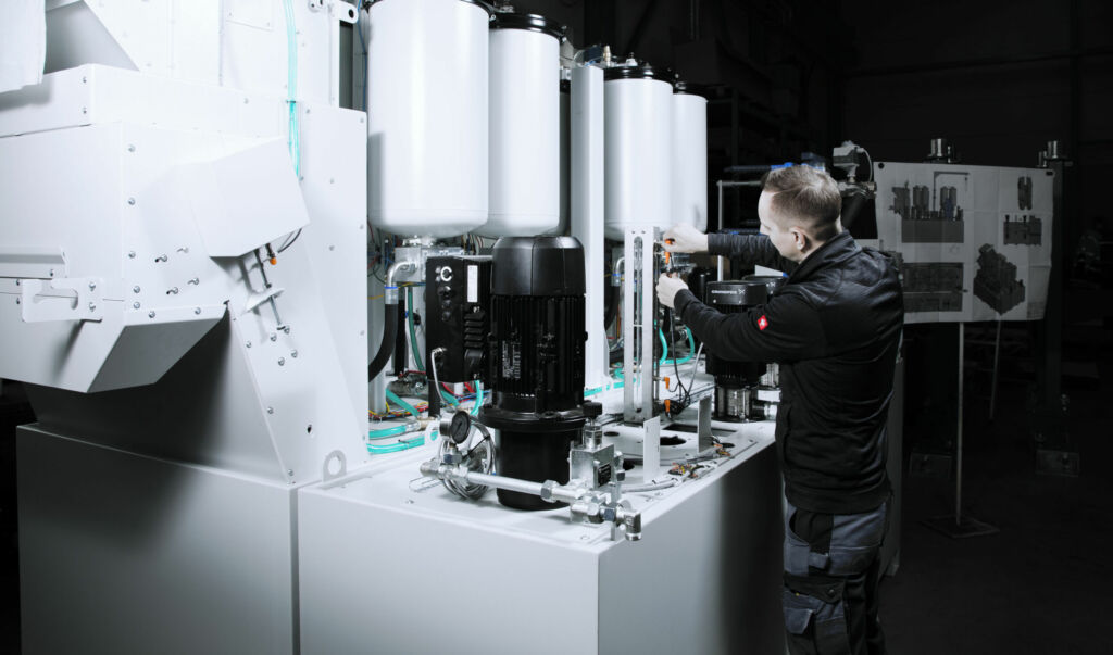 Mitarbeiter von Lehmann-UMT beim Installieren der Filterd&ouml;me: Der durchdachte Aufbau der Anlage reduziert den Verschlei&szlig; am Filter und verringert damit entscheidend die Wartungskosten.