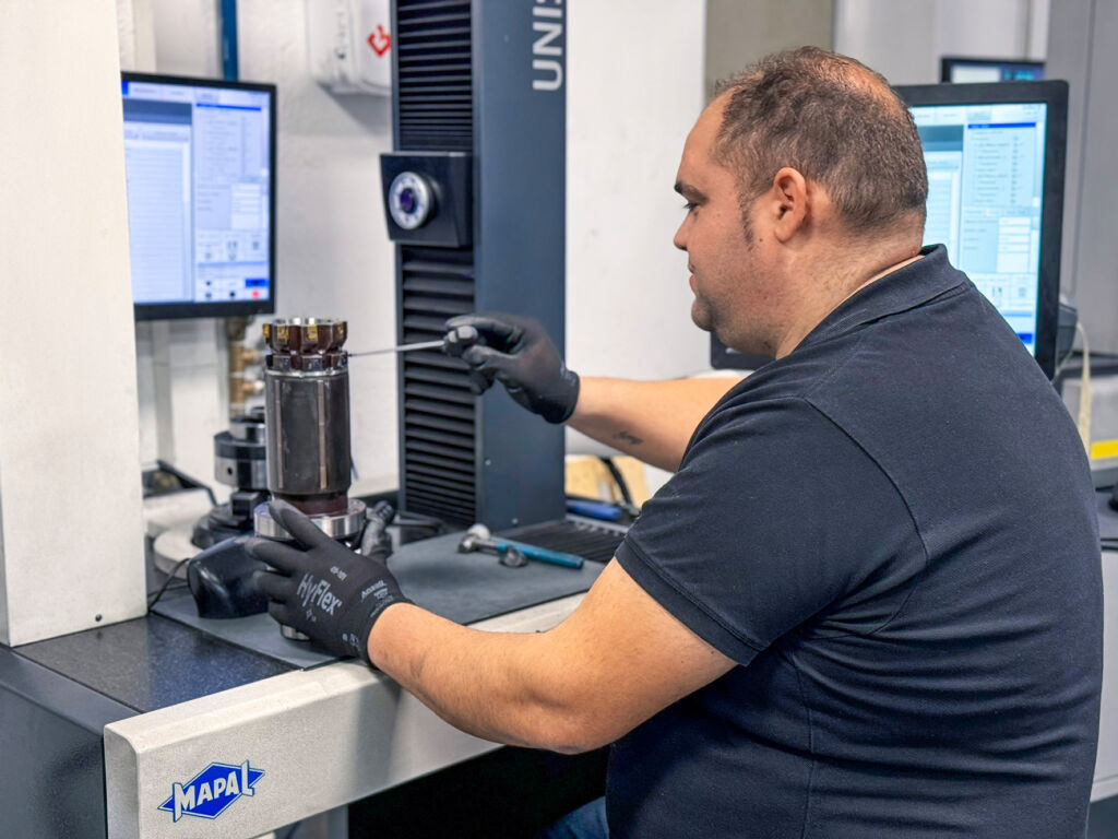 Die HPR400 Reibahle f&uuml;r die Fertigbearbeitung der Kurbelwellenlagergasse erreicht gegen&uuml;ber dem Vorg&auml;ngerwerkzeug die dreifache Standzeit und muss nicht justiert werden. Werkzeugeinsteller Sergio Aranda (Mapal) wei&szlig; dies besonders zu sch&auml;tzen.