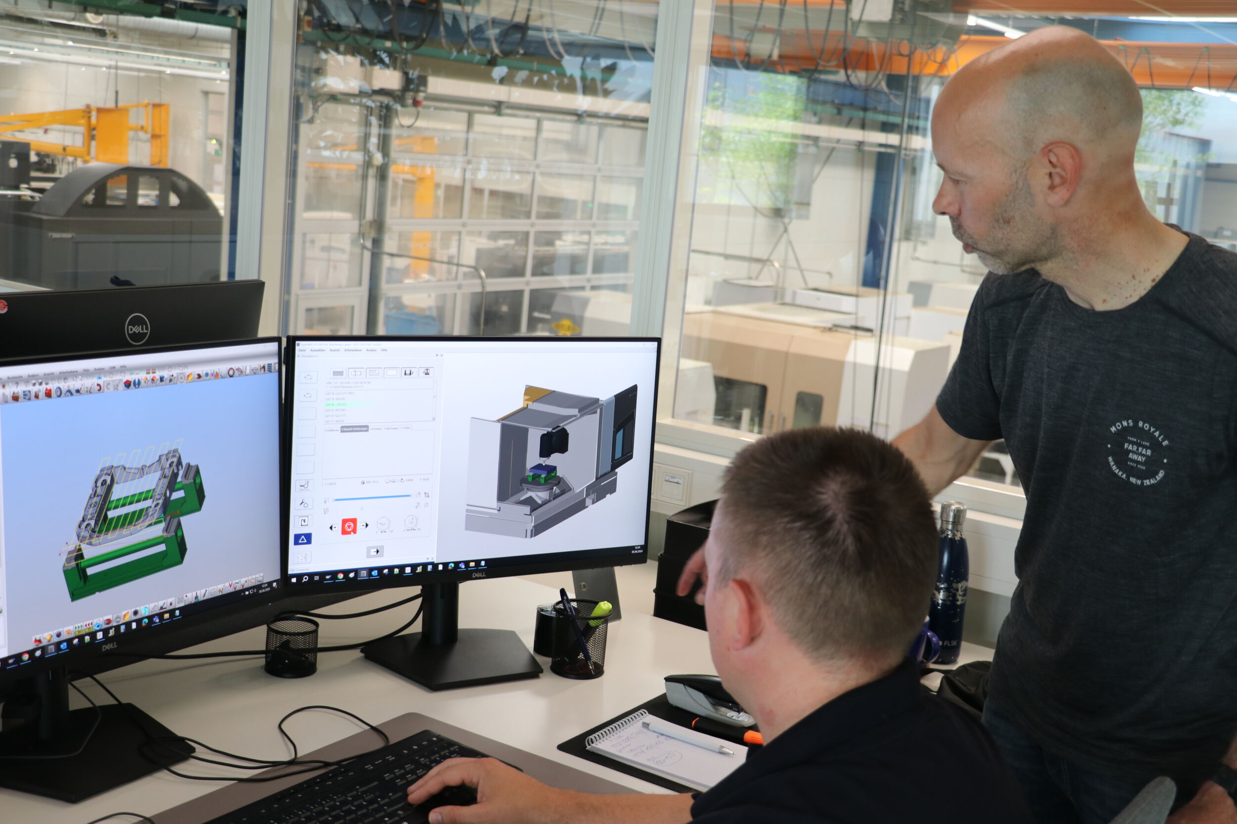 Bei Zeltwanger Maschinenbau - rechts Wolfgang Pfeiffer, Leiter der CAM-Programmierung - werden alle Fr&auml;s-, Dreh-Fr&auml;s- oder Fr&auml;s-Drehprogramme mit dem CAD/CAM-System Hypermill von Open Mind erstellt. Ein wichtiges Tool f&uuml;r sichere Bearbeitungen ist das Hypermill Virtual Machining.