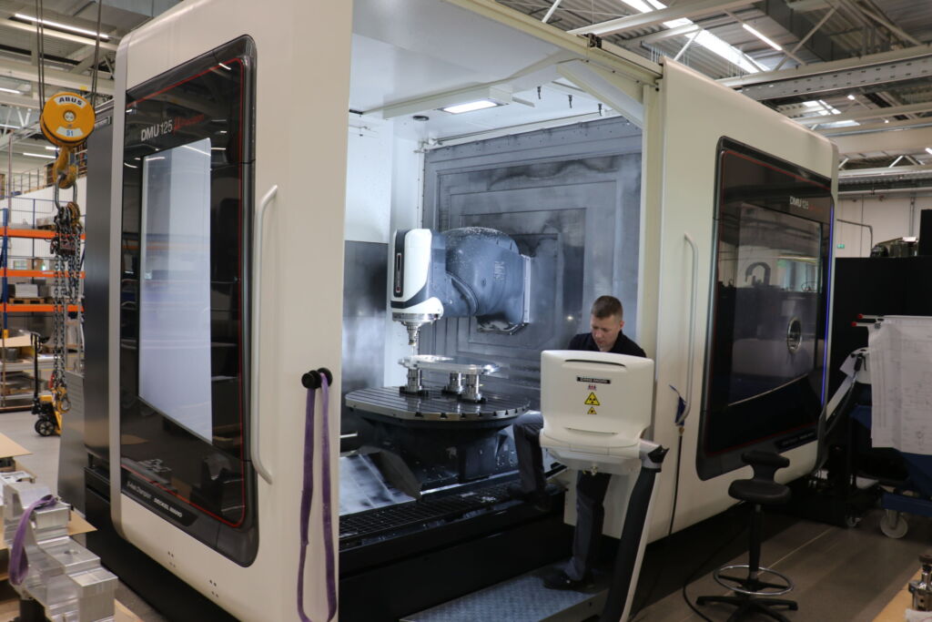 Die NC-Codes f&uuml;r das 5-Achs-Bearbeitungszentrum DMG Mori DMU 125 &micro;Precision werden in Hypermill Virtual Machining optimiert und auf Kollisionsfreiheit gepr&uuml;ft.
