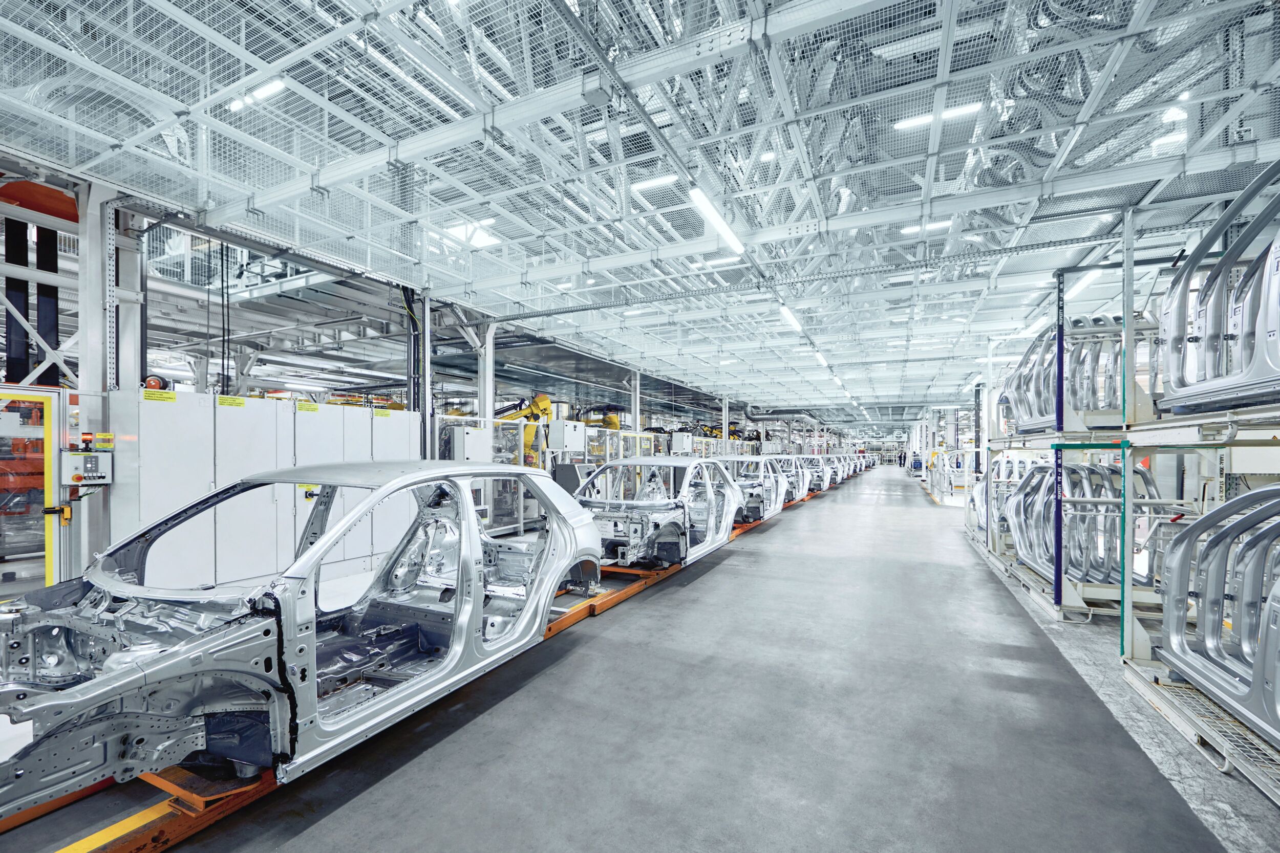 Karosseriebau in der Automobilindustrie: Der Hybridmotorstarter von Phoenix Contact ist in einem breiten Anwendungsfeld für Elektromotoren bis zu 3,5kW einsetzbar.