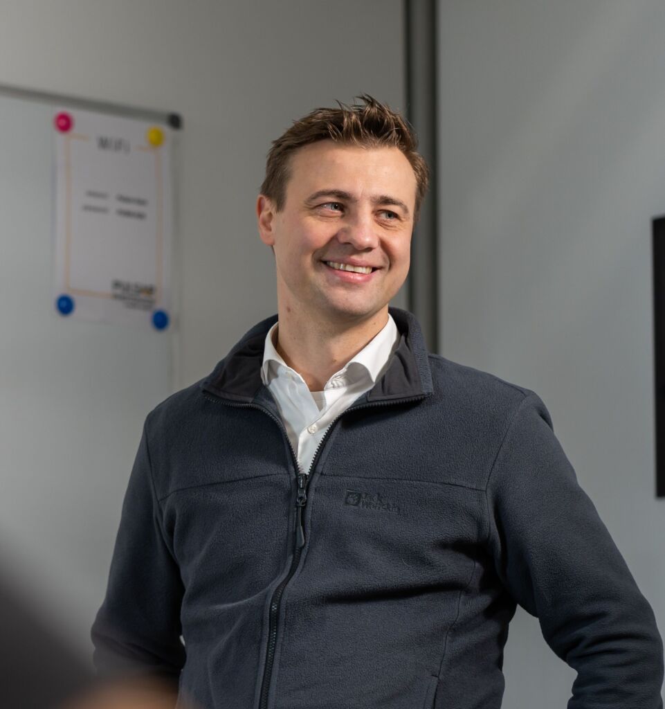 Gesch&auml;ftsf&uuml;hrer Dr. Joachim Ryll setzt auf einen vollkommen neuen Ansatz f&uuml;r die gro&szlig;fl&auml;chige Lasermikrobearbeitung: "Ziel ist die Entwicklung von Technologien, mit denen sich Fl&auml;chen von 100 Quadratmetern oder sogar mehr bearbeiten lassen."