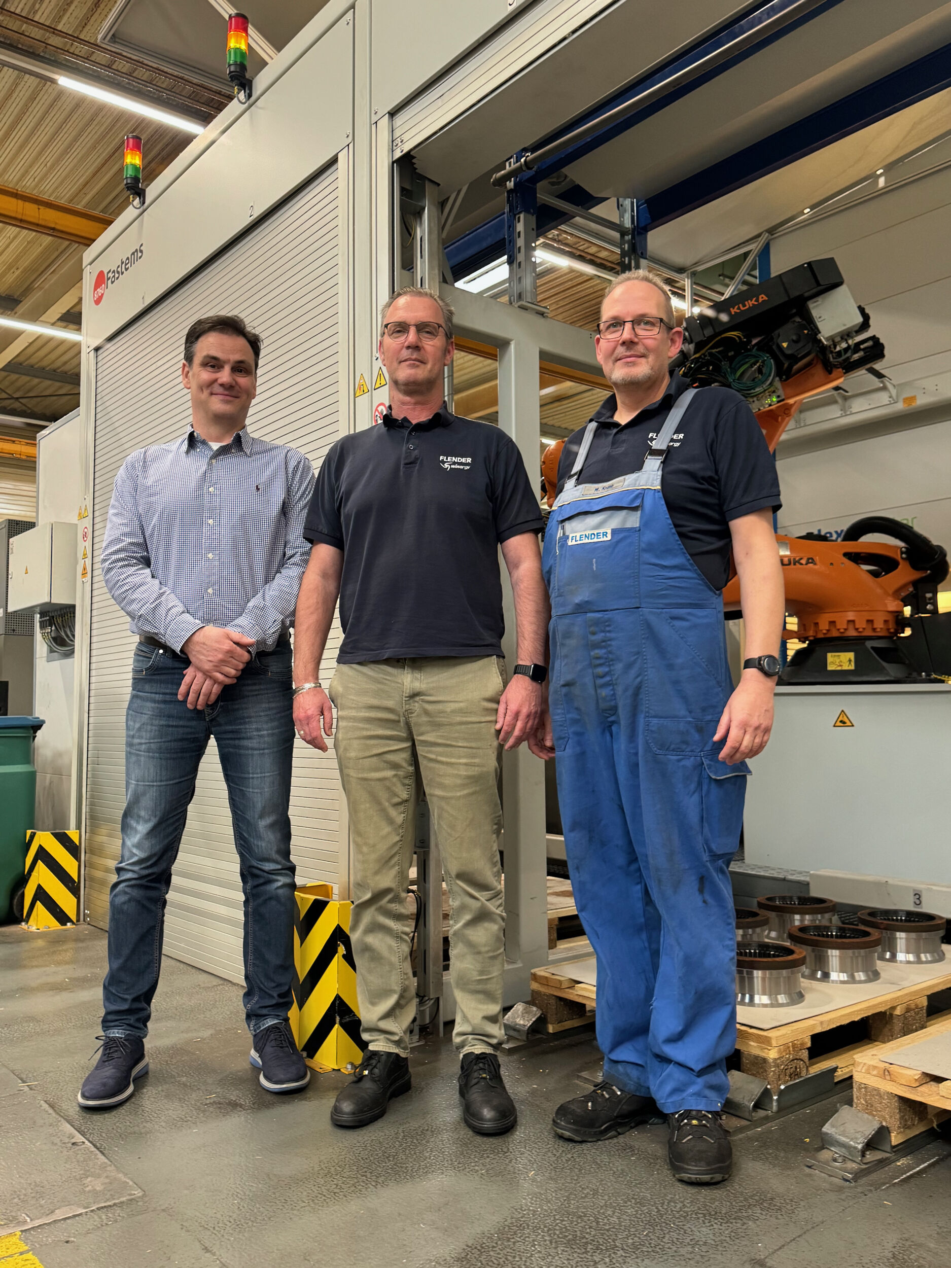 Gemeinsam zum Erfolg (von links): Stephan Limbach, Solution Sales Manager Fastems, Günter Thebingbuß, stellvertretender Fertigungsleiter, und Marco Krane, hauptverantwortlicher Anlagenbediener der Automatisierungslösung.