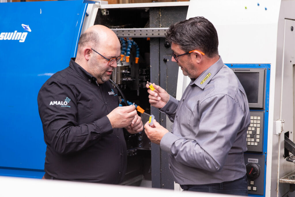 St&auml;ndig auf der Suche nach der besten Werkzeugl&ouml;sung: Chris Martin (links) in der Diskussion mit dem Horn-Techniker Kees van Bers. 