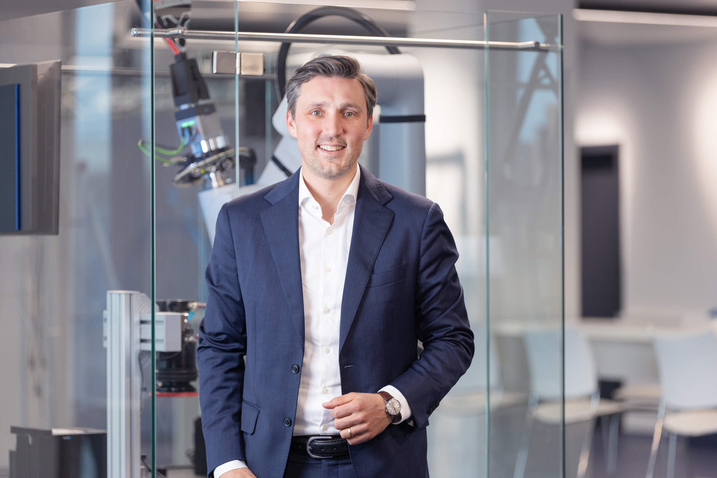 &bdquo;Indem wir die Bed&uuml;rfnisse und Prozesse unserer Kunden tiefgehend verstehen, k&ouml;nnen wir passgenaue L&ouml;sungen bereitstellen&ldquo;, betont COO/CSO Johannes Ketterer. &bdquo;Von der Standardkomponente &uuml;ber die ma&szlig;geschneiderte Sonderl&ouml;sung bis hin zur fertigen Applikation bieten wir genau das, was sie gerade ben&ouml;tigen.&ldquo;
