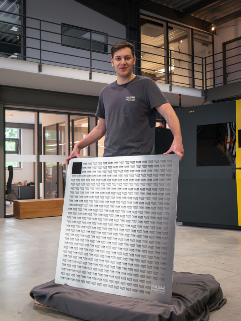 Demonstratorplatte (1.000x1.000mm) f&uuml;r die gro&szlig;fl&auml;chige UKP-Laserbearbeitung mit Beispielstrukturen f&uuml;r funktionale Oberfl&auml;chen und Tiefengravuren.