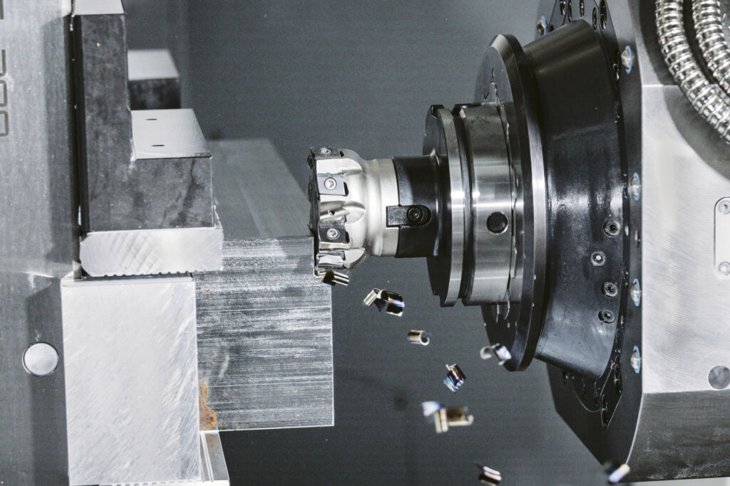 Wenn St&ouml;rkonturen den Einsatz von Planfr&auml;sern verhindern oder hohe Auskragl&auml;ngen eine stabile, vibrationsarme Bearbeitung unm&ouml;glich machen, kommt der Auftritt des neuen MaxiMill - Tangent von Ceratizit. Dieser tangentiale Wendeschneidplatten-Fr&auml;ser zeigt besonders bei der Bearbeitung von Stahl- und Gussbauteilen seine Nehmerqualit&auml;ten. 
