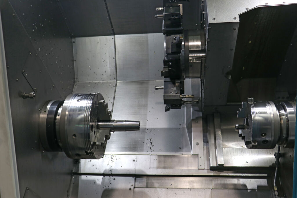 Diese Antriebswelle für die Baumaschinenindustrie wird auf der Index B400 komplett bearbeitet, inklusive einer gefrästen Passfedernut und beidseitigem Gewinde.