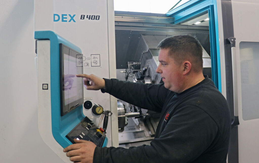 Fertigungsleiter Stefan Schäfer schätzt die einfache Bedienbarkeit der Index Drehmaschinen.