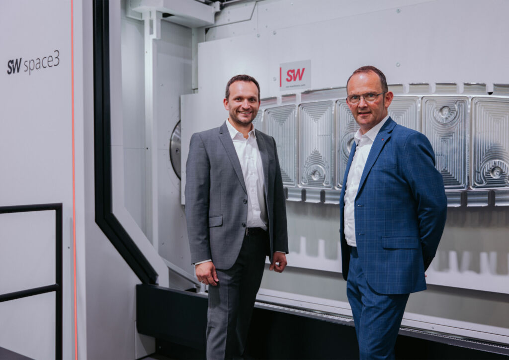 Doppelte Performance: "Durch die zweite Spindel gewinnt die Maschine entscheidend an Produktivit&auml;t und steigert damit den Durchsatz deutlich." - SW-Produktmanager Michael Kreuzberger (links) zusammen mit Markus L&ouml;he (Key-Account Aerospace).