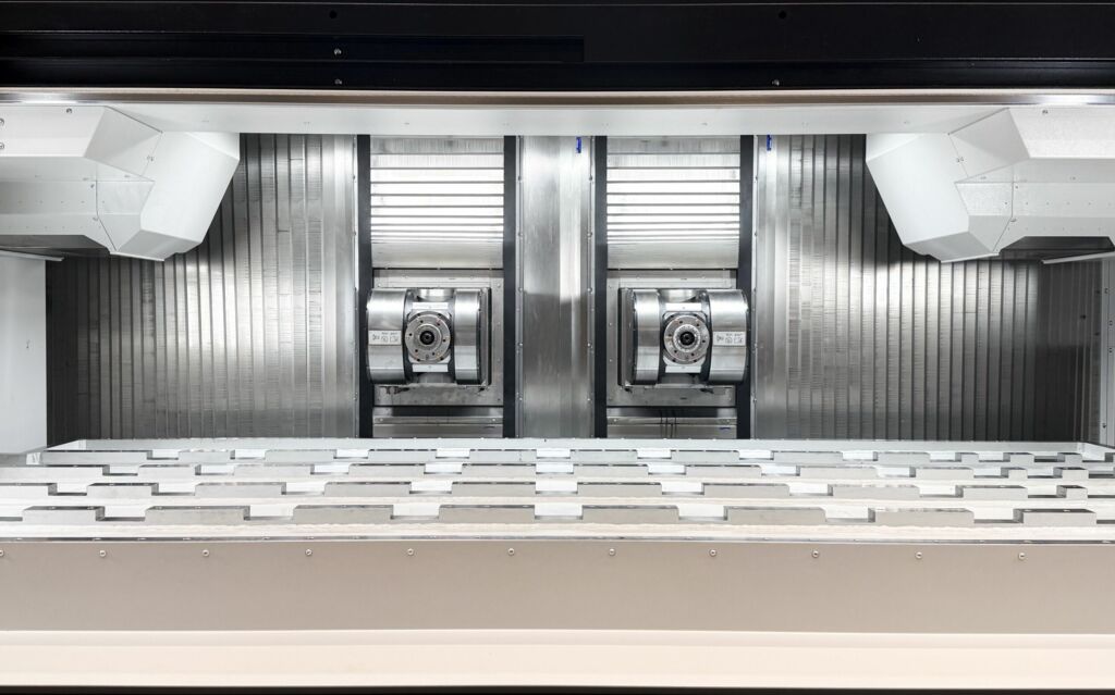 Spacig: Die horizontale Spindelanordnung erlaubt die gleichzeitige Zerspanung von zwei Bauteilen oder den Einsatz beider Spindeln an einem gro&szlig;en Werkst&uuml;ck. 