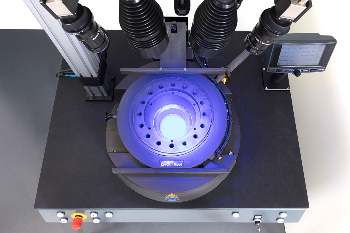 Vollautomatisierte Blechumform-Prüfmaschine