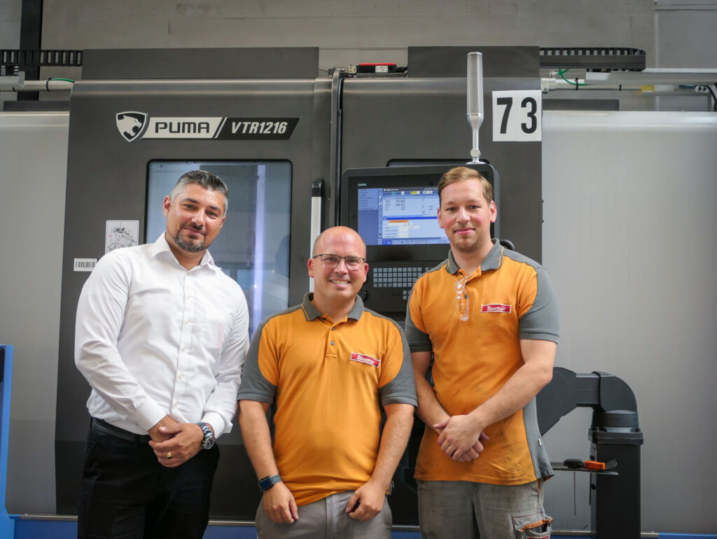 Tyrone Kuhlmann, Meister der mechanischen Bearbeitung bei Dirostahl, und Fertigungsleiter Markus Hinsberg blicken gemeinsam mit Artur Greb, Gebietsverkaufsleiter von Wemco (v.r.) auf eine erfolgreiche Zusammenarbeit.
