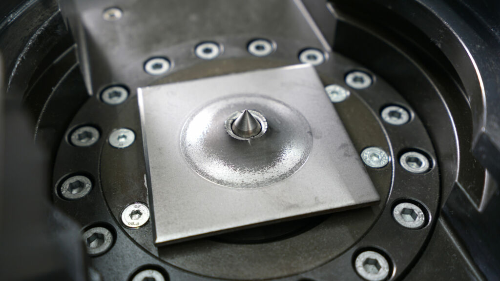 Der Lochaufweitungsversuch nach ISO 16630 ermittelt die Kantenrissempfindlichkeit bei gestanzten oder geschnittenen Kanten.