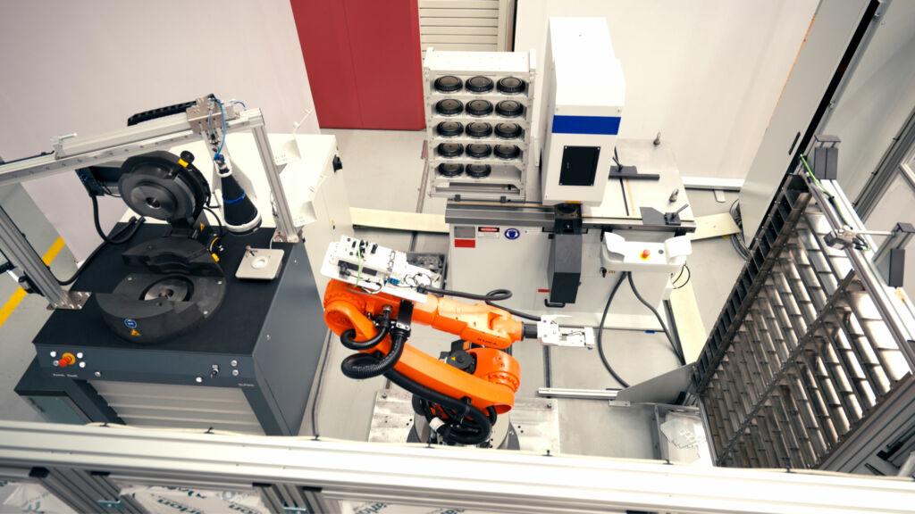 Integration eines Industrieroboters zur vollautomatisierten Durchf&uuml;hrung der Blechumformpr&uuml;fungen.