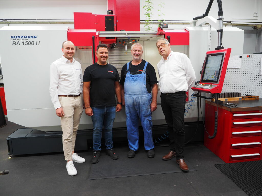 F&uuml;r Walter war auch die Kompaktheit der Maschine wichtig (v.l.): Vincent Nestler, stellvertretender Vertriebsleiter Kunzmann mit Fertigungsleiter Salvatore Marino, CNC-Fr&auml;ser Andreas Noller und Gesch&auml;ftsf&uuml;hrer Markus Schlecker (alle Gotthilf Walter). Bild