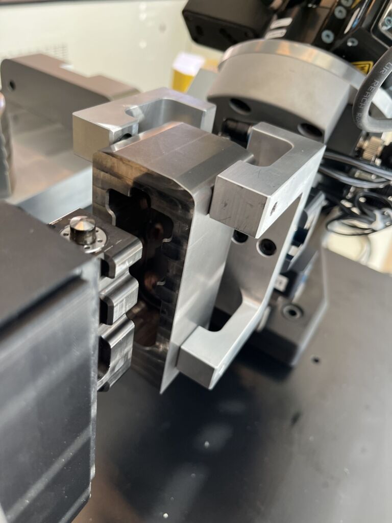 Automatisierter Backenwechsel:
Der Roboter rüstet die AC-Aufsatzbacke auf die Schnellwechselgrundbacke des Backenfutters.