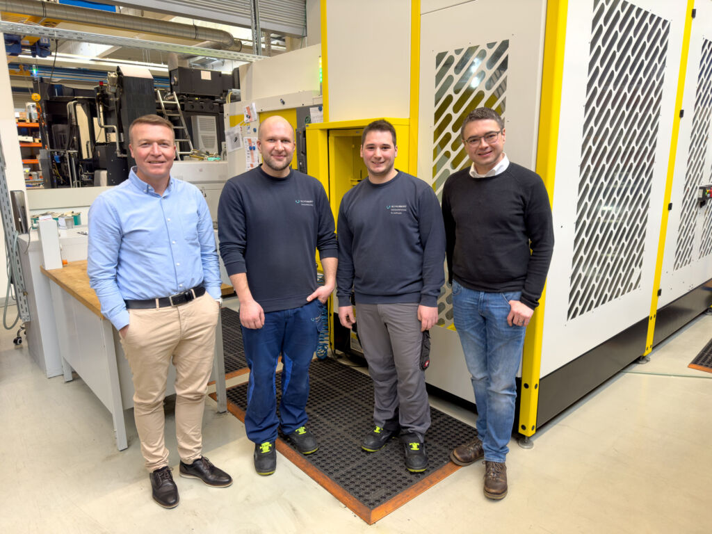 Die lohnende Zusammenarbeit kann sich sehen lassen (v.l.): Erhard Strobel, Vertriebstechniker bei Blum-Novotest, Markus Maier und Phillipp Hoffmann, Zerspanungsmechaniker und Anwender von FormControl X, sowie Schubert Fertigungstechnik-Geschäftsführer Jens Grieser.