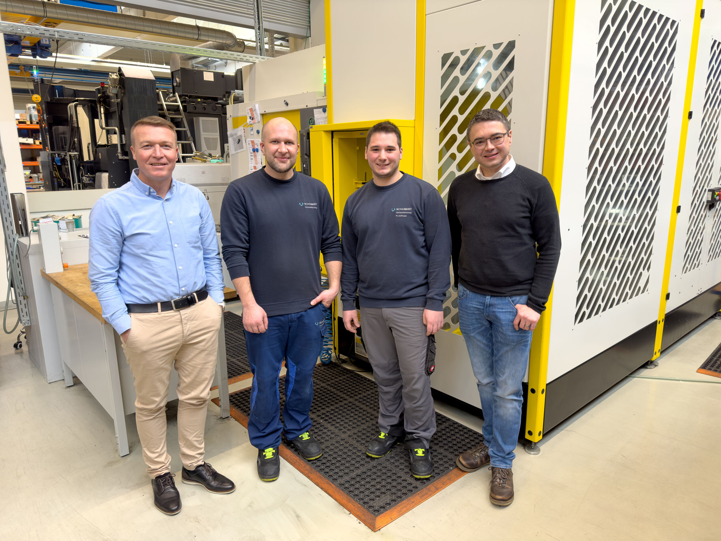 Die lohnende Zusammenarbeit kann sich sehen lassen (v.l.): Erhard Strobel, Vertriebstechniker bei Blum-Novotest, Markus Maier und Phillipp Hoffmann, Zerspanungsmechaniker und Anwender von FormControl X, sowie Schubert Fertigungstechnik-Geschäftsführer Jens Grieser.