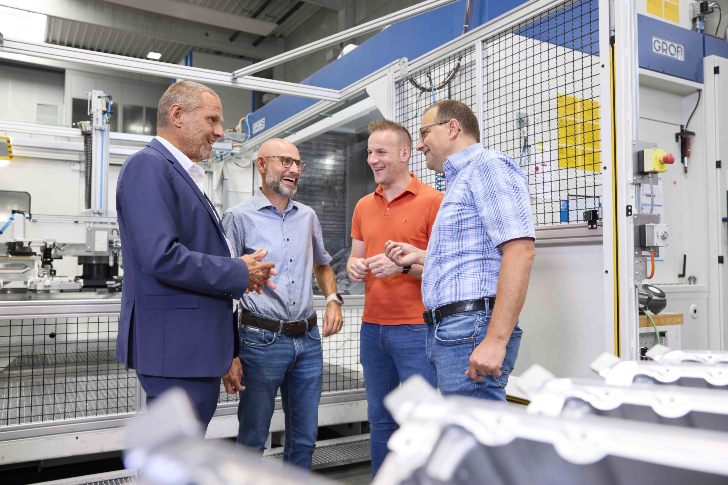 Mit Freude und hellwach im Gespr&auml;ch (v.l.): Frank Uelwer (Verkaufsleiter bei Produktionstechnik NRW, offizielle Handelsvertretung Grob) neben Andreas Kr&auml;ntzer (Leiter Vertrieb/Prokurist), David Halekoh (CNC-Technologe) und Produktionsleiter Martin Simon (alle Druckguss Westfalen).