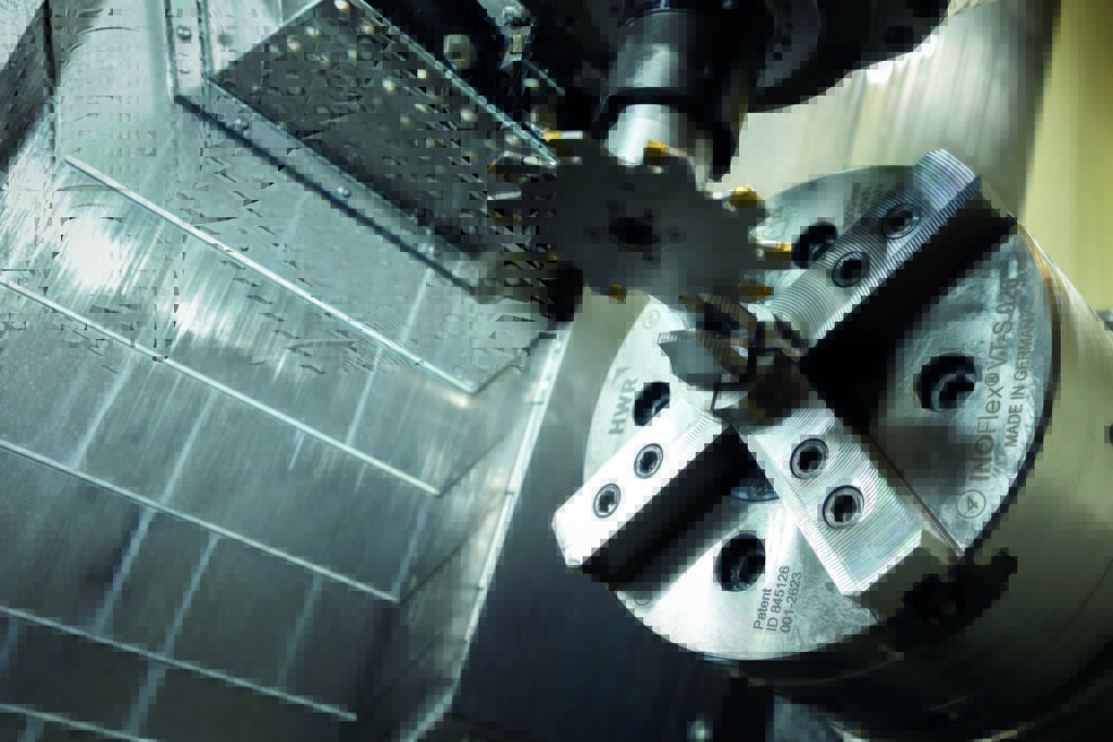 Auf den beiden DMG CLX 450 TC verwendet Hydrokomp die 4-Backenfutter InoFlex VT-S von HWR, um in der Fertigung so flexibel wie m&ouml;glich zu sein - die Maschinen werden sowohl mit Rund- als auch Vierkantmaterial beladen (im Bild: InoFlex VT-S 026). 