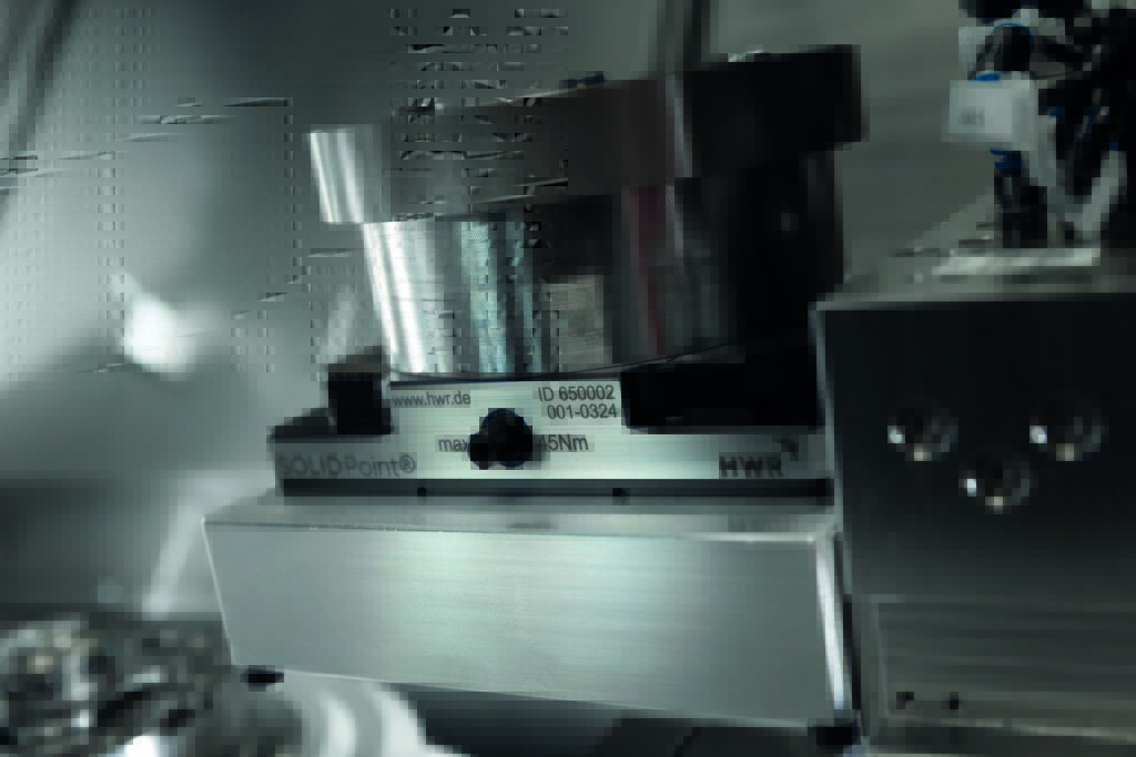 Hohe Flexibilit&auml;t &ndash; die Firma Hydrokomp nutzt die Nullpunktspanntechnik SolidPoint neben der Aufnahme von Zentrierspannern auch, um eigene Vorrichtungen (im Bild) oder Bauteile direkt mit den Nullpunktbolzen zu spannen. 