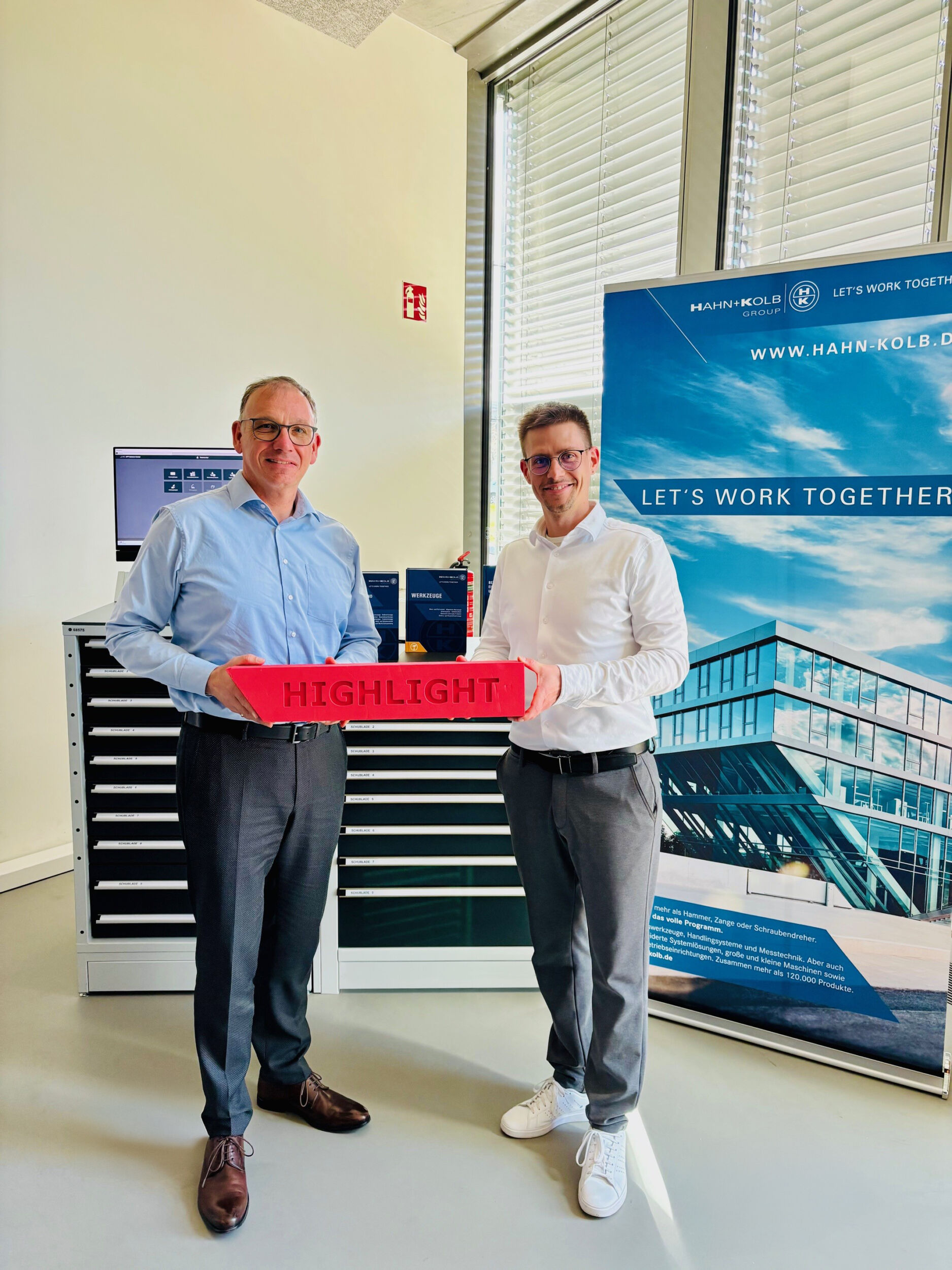 Hahn+Kolb und EVO Informationssysteme bilden eine Partnerschaft für digitale Innovationen in der Werkzeugorganisation: EVO-Geschäftsführer Jürgen Widmann (links) zusammen mit David Weber, Head of Sales Digital Solutions bei Hahn+Kolb.