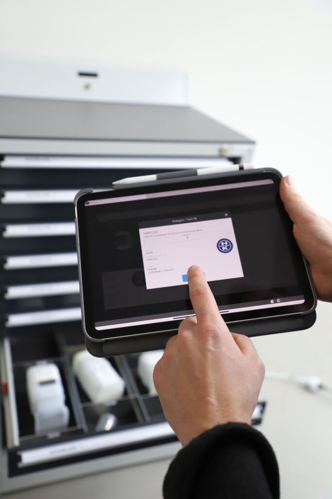 Die EVO-Software f&uuml;r die HK-MAT-Ausgabeautomaten von Hahn+Kolb ebnet den Weg von Insell&ouml;sungen hin zur ganzheitlichen Werkzeugorganisation und bietet den Zugriff auf alle Best&auml;nde via Smartphone, Tablet oder PC.