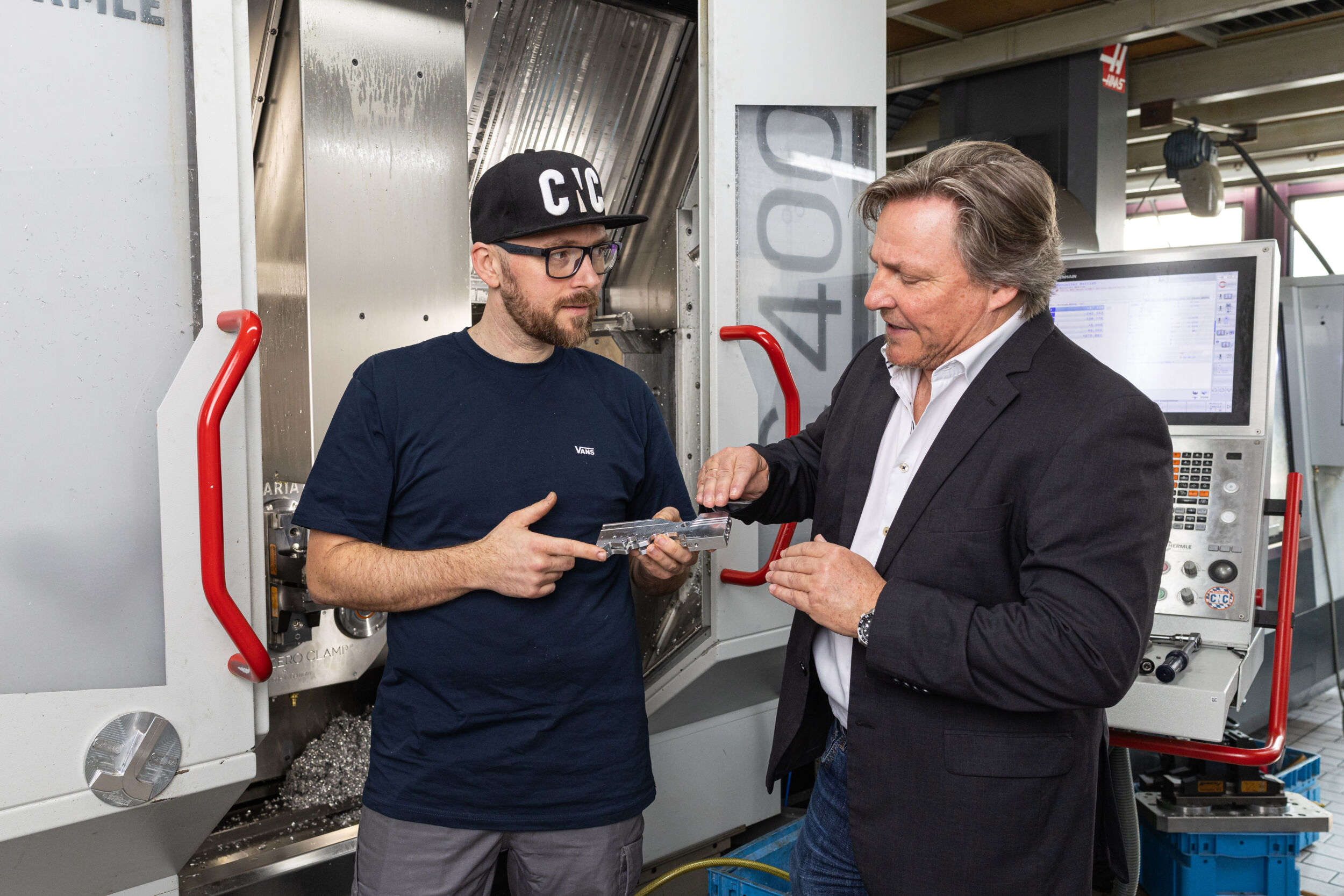 Gemeinsam zu hoher Präzision: Daniel Römer (links) im Gespräch mit dem Horn-Außendienstmitarbeiter Helmut Hoffmann.