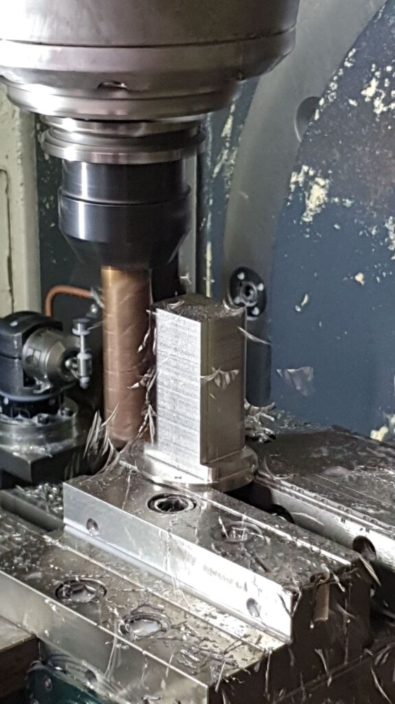 SplitLine live in Aktion bei HaRei-Mechanic: Der Fr&auml;ser von Ingersoll gestaltet die Fertigung des kubischen Bauteils hochproduktiv.